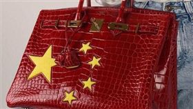 舔共萬萬歲？愛馬仕出400萬「五星旗包」　網酸：醜到爆（圖／翻攝自豆瓣）