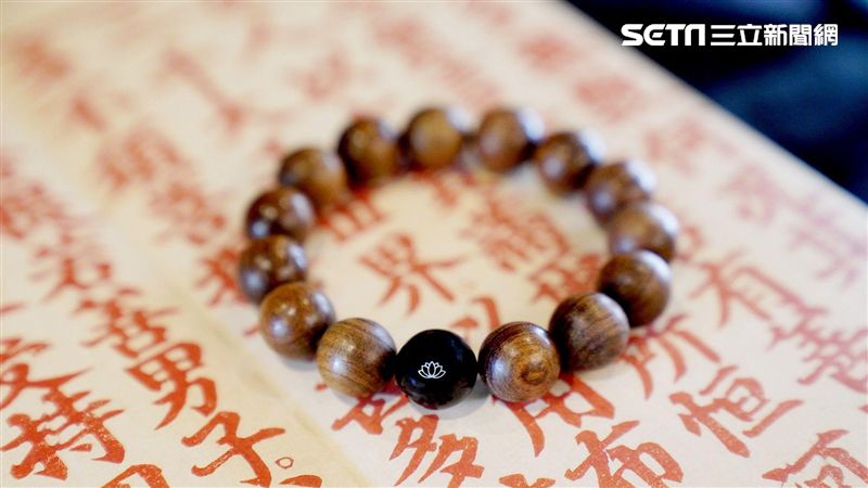 女戴10年佛珠未摘　變胖嵌入肉裡手腕爛掉