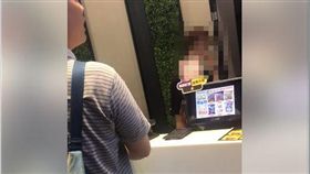 電影遇到恐龍家長，影片男子不願出示小孩證件。（圖／翻攝自爆料公社）