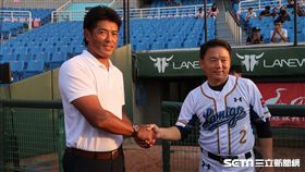 日本武士稻葉篤紀監督和洪一中會面。（圖／記者王怡翔攝影）
