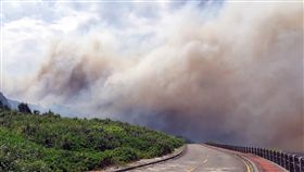 綠島林地火警　濃煙蔽天台東綠島15日中午發生林地火警，位於公館村旁的防風林不明原因起火，火勢猛烈、濃煙蔽天，消防隊緊急出動灌救，但因水源不足，火勢難以控制。（魏溢宏提供）中央社記者盧太城台東傳真　108年8月15日