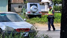 賓士,墨鏡,彎腰,草叢,車禍(爆料公社)