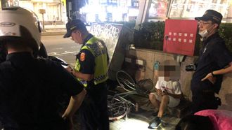 休旅車衝上人行道　老翁慘遭撞飛命危