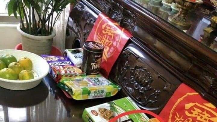 中元普渡滿桌餅乾供品　仔細一看笑了