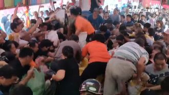 北港朝天宮搶供品！2千斤水果秒殺