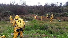 ▲綠島大白沙防風林大火（圖／台東縣消防局提供）