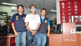 宜蘭賽鴿人士遭擄付贖500萬  警逮6嫌宜蘭一名蔡姓賽鴿人士7月11日遭人綁架勒贖，家屬支付新台幣500萬元贖金後平安獲釋。警方獲報後成立專案小組調查，經專案小組鍥而不捨努力，14日將涉案6名犯嫌逮捕到案全數送辦。中央社記者沈如峰宜蘭縣攝  108年8月15日