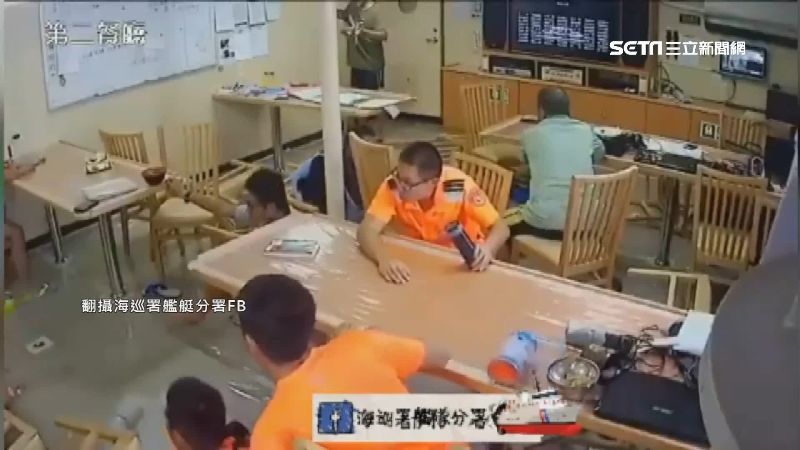 浪撲艦艇搖不停　海巡淡定繼續吃飯