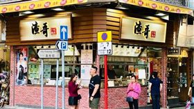  香港地區因為「逃犯條例」引發的反送中抗爭仍在持續，不少香港網友以「今日香港，明日台灣」的口號，來呼籲台灣人民不要輕易相信一國兩制。面對香港的處境，台灣多數民眾也心有所感，經常在網路上聲援香港，昨（15）日更有香港店家表示，一名台灣女子到他的店內留下5000元港幣（約新台幣2萬元），買了200份套餐給示威民眾填飽肚子，讓店家直呼這是「台灣來的天使」。（圖／翻攝自臉書渣哥一九九六）