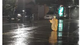 ▲一名年約4到5歲的女童在大雨中，突然衝到路中央撿鞋子，險些遭撞。（圖／翻攝爆怨公社）