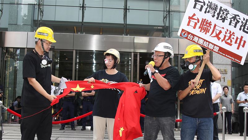 把五星旗丟入海　港警拘捕5名示威者