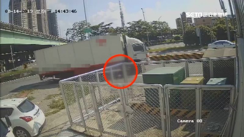 女擦撞大貨車　悚捲車底遭輾亡