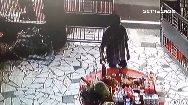 賊偷供品挑雞加酒　網笑：做燒酒雞？