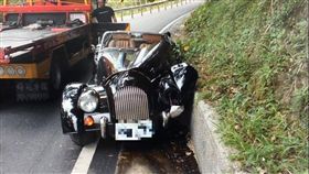 ▲一名54歲袁姓駕駛，開著英國老牌敞篷車MORGAN Plus 4失控自撞山坡，估計維修費用超過200萬。（圖／翻攝畫面）