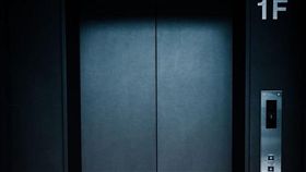 現在正值農曆7月，也就是「鬼月」，經常有靈異現象發生。今（16）日就有網友在臉書分享自己遇過的恐怖經驗，他說事情發生在他的舊家，某日晚上他補習完回家時，搭著電梯邊玩手機，想不到卻意外搭到了一個從沒看過的樓層，電梯上顯示的燈號是「F樓」，在電梯門打開後他還聽到陣陣「鎖鏈聲」，接著就發生了一連串令他難以忘懷的靈異事件。（圖／翻攝自靈異公社）