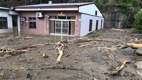 嘉義中埔土石流衝民宅　緊急撤離幸無人傷亡嘉義縣中埔鄉中崙村發生山坡滑動引發土石流衝進民宅，幸好緊急撤離2人，沒有人員傷亡，但道路受損，縣府已會同鄉公所處理中。（民眾提供）中央社記者葉子綱傳真　108年8月16日