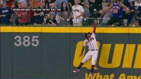 ▲亞古納（Ronald Acuna Jr.）右外野全壘打牆上沒收陽春砲。（圖／翻攝自MLB官網）