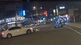 爆廢公社網友貼出一台白色轎車大切入釀禍畫面。（圖／翻攝自爆廢公社）