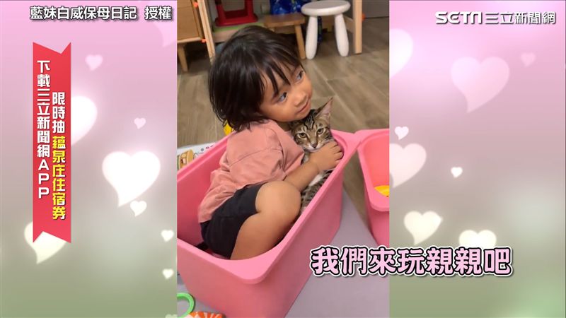 萌孩臉貼臉狂親　喵皇一臉無奈眼神死