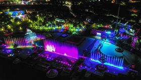 宜蘭童玩節倒數　夜間水舞燈光秀再升級宜蘭國際童玩藝術節將在18日閉幕，縣府近日將今年園區「夜間水舞燈光秀」表演方式再升級，除推出新曲目，水舞擺動的方式變化也更多元、更有看頭。（宜蘭縣文化局提供）中央社記者沈如峰宜蘭縣傳真　108年8月16日