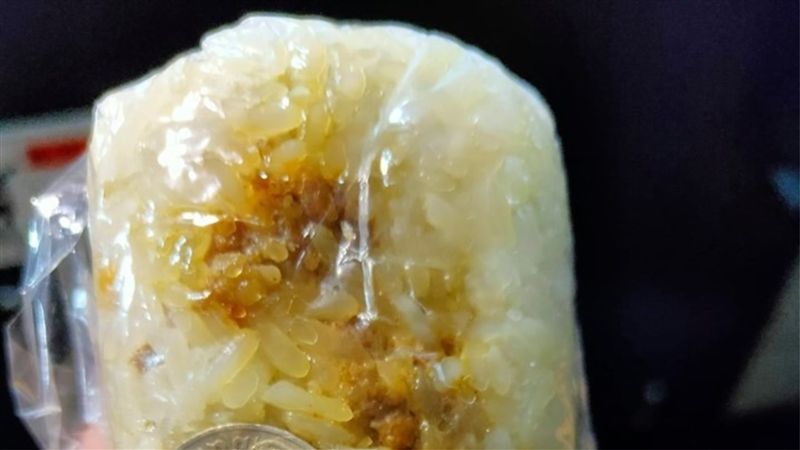 吃飯糰驚見硬物　網一看笑了：賺到呀