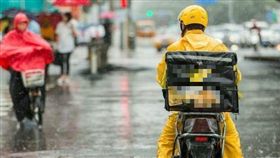 大陸,觸電,罰款,積水,上海,外送,外賣,簽約,請假,颱風,電動車,　圖／翻攝自微博