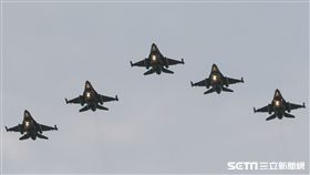 總統蔡英文與三軍司令開球，F-16戰機衝場。（圖／記者林士傑攝影）