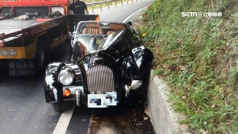百萬敞篷車自撞山壁　駕駛身分曝光