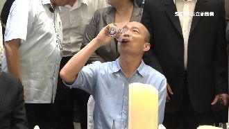 楊秋興爆韓六龜拚酒　喝爛醉被扛回家