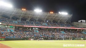 桃園棒球場眾多國軍弟兄看球。（圖／記者林士傑攝影）