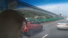 網友爆料公社上PO文提醒駕駛人，狗狗卻意外搶鏡，引網友歪樓。（圖／翻攝自爆料公社）