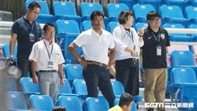 ▲日本監督稻葉篤紀到外野看台視察。（圖／記者林士傑攝影）
