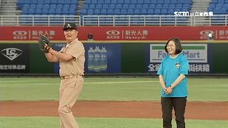 海軍司令開球「挖地瓜」！小英暖給讚