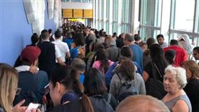 美國海關與邊境保護局,當機,機場。（圖／翻攝自CBS NEWS推特）