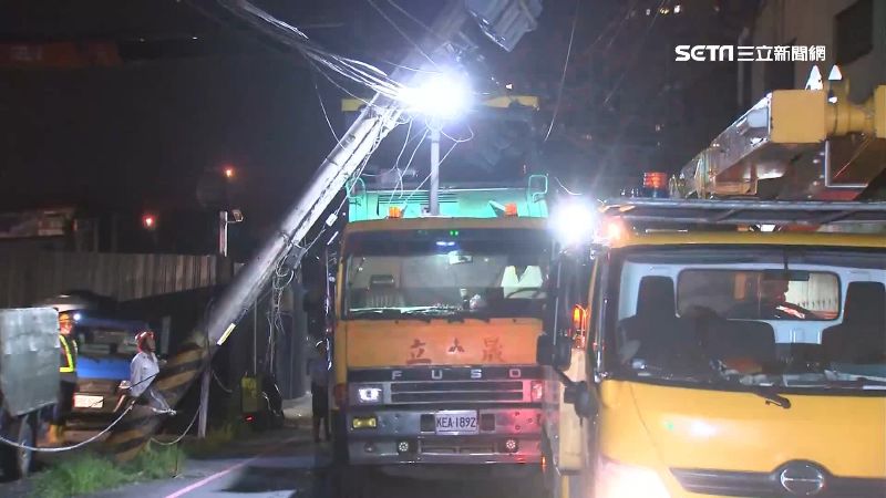誤勾電線！電線桿連根倒推土機慘壓毀