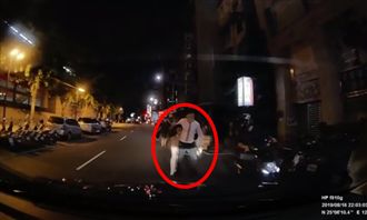 惡男與女友吵架　竟當街狠勒女友脖子