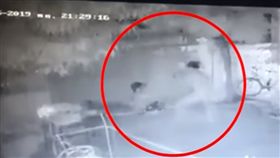 22歲弟討不到錢怒打媽！哥回家一看氣炸　拿刀教訓捅死他(圖/翻攝自Thairath)