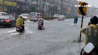 南台灣雨勢不斷！水淹機車道騎士怕怕
