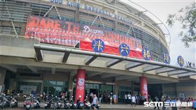  ▲斗六棒球場充滿味全龍視覺。（圖／記者王怡翔攝影)