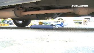 停車繳費限3分！賓士來不及遭擋板刮