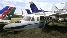 許多富豪家裡都有一台私人飛機，想去哪就飛去哪，令人稱羨，但昂貴的飛機可不是人人都可買得起，因為一台飛機的價格動輒就是幾億起跳，讓人望之卻步。但是現在在肯亞機場，有幾架飛機就超便宜，你也有可能負擔得起，因為這邊的飛機，一台只要1000美元（約新台幣3.1萬元），讓你可以輕鬆購買，立刻躋身富豪行列。（圖／翻攝自BBC）