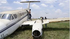 許多富豪家裡都有一台私人飛機，想去哪就飛去哪，令人稱羨，但昂貴的飛機可不是人人都可買得起，因為一台飛機的價格動輒就是幾億起跳，讓人望之卻步。但是現在在肯亞機場，有幾架飛機就超便宜，你也有可能負擔得起，因為這邊的飛機，一台只要1000美元（約新台幣3.1萬元），讓你可以輕鬆購買，立刻躋身富豪行列。（圖／翻攝自BBC）