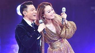 容祖兒飛撲劉德華！臉紅喊：我的初戀