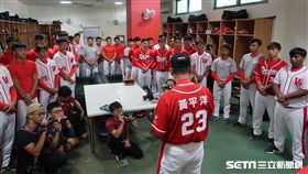 味全龍ob選手給年輕球員勉勵。（圖／記者王怡翔攝影）