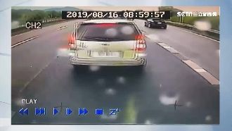 國道上硬切！滿載學生遊覽車急閃險撞