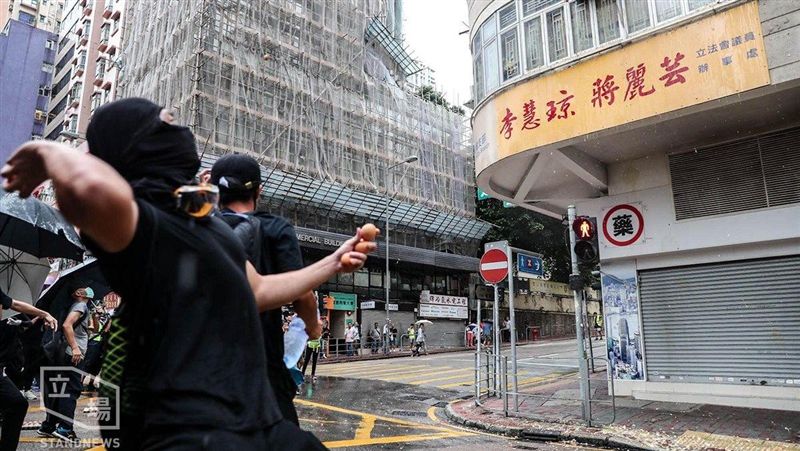 反送中蛋洗旺角警署！遭港警持盾驅離