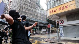 反送中蛋洗旺角警署！遭港警持盾驅離