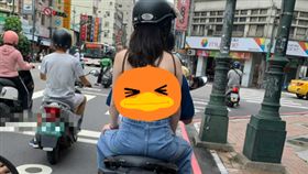 機車女乘客「衣服打結」美背全露 網友：想幫她解開(圖/翻攝爆廢公社)