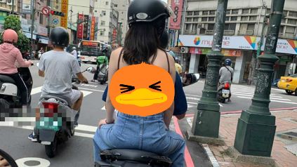 機車女乘客「衣服打結」…美背全都露