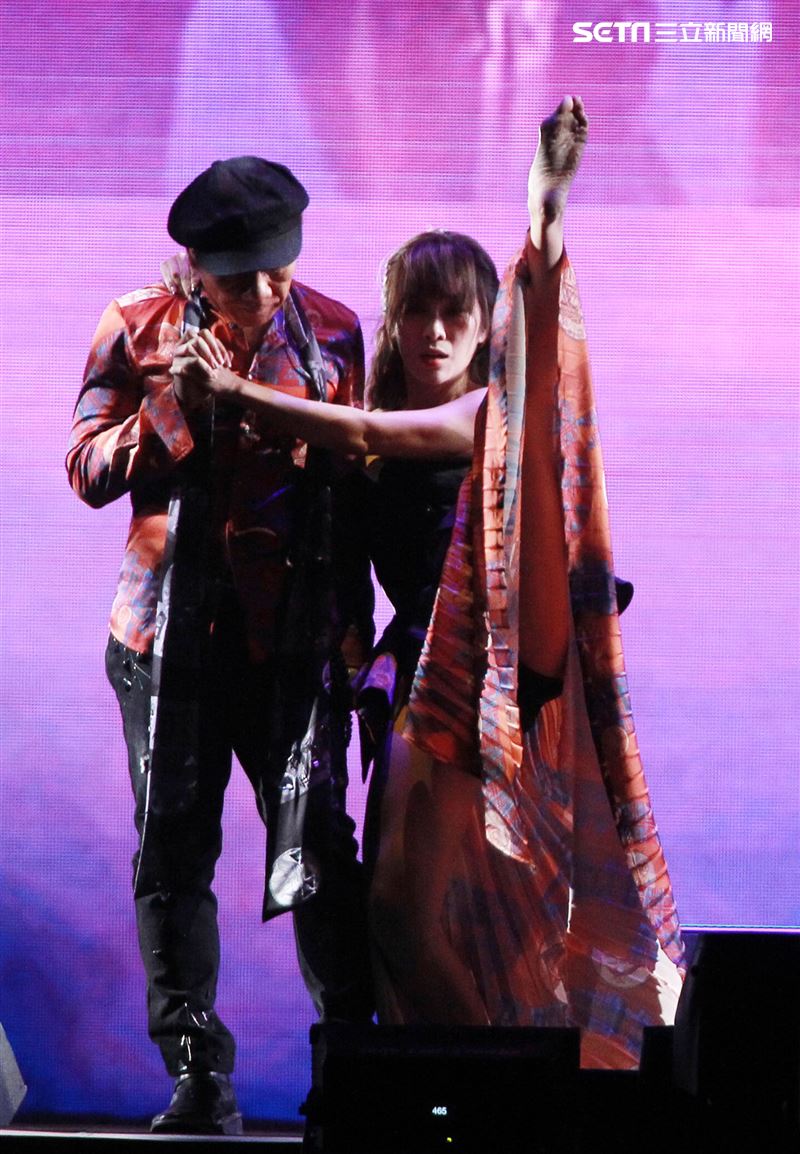 舞蹈天后KIMIKO獨舞處女秀浪漫傳情趙傳。（記者邱榮吉/攝影）